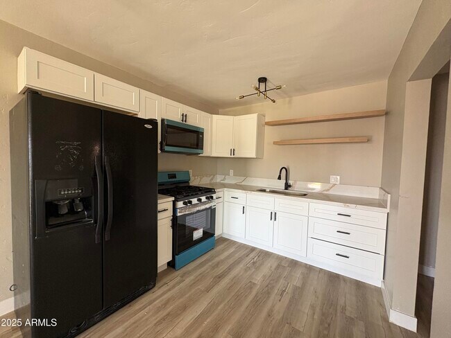 Building Photo - 2624 W San Miguel Ave