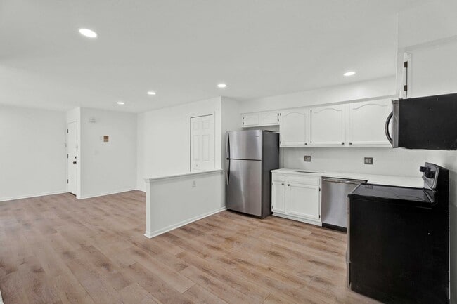 Building Photo - APARTMENT FOR LEASE - 2BD 1BTH NEWLY RENOVATED