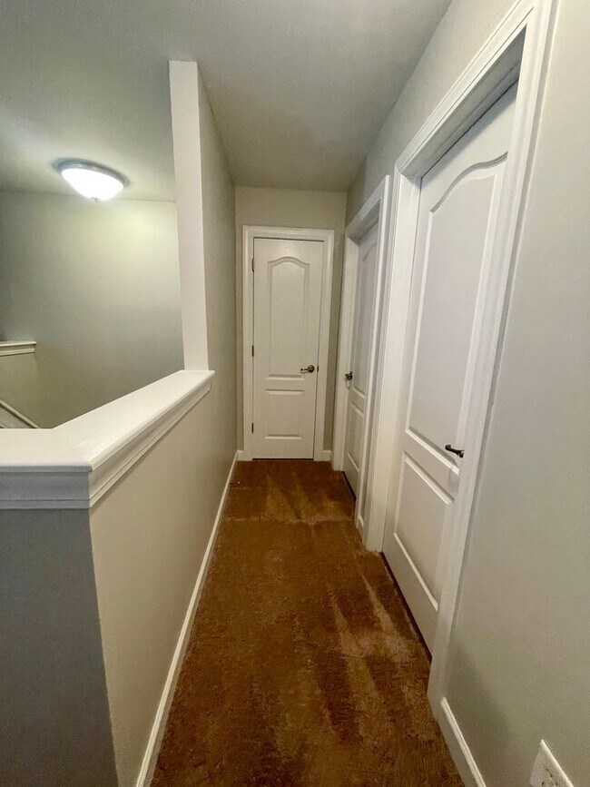 Building Photo - BRAND NEW FLOORING & FRESH PAINT - 3 Bedroom/2.5 Bath Townhome with garage in Wild Wing!