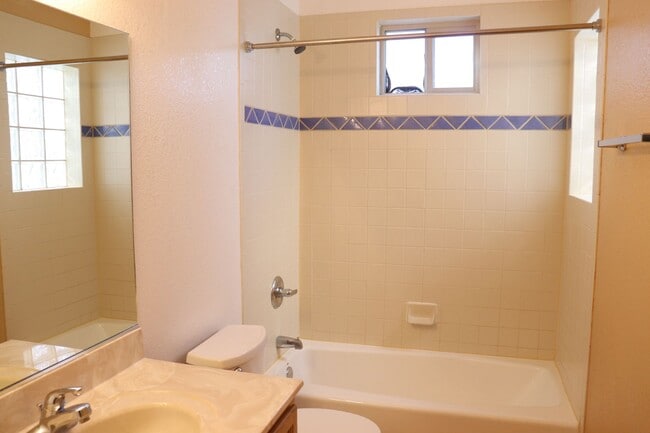 Building Photo - Santa Fe Style Home