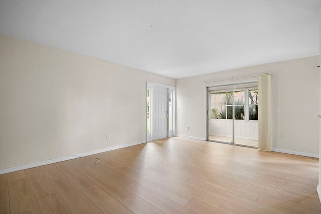 Building Photo - Beautiful Two-story condo 2bedrooms 2 baths with garage in Fort Myers