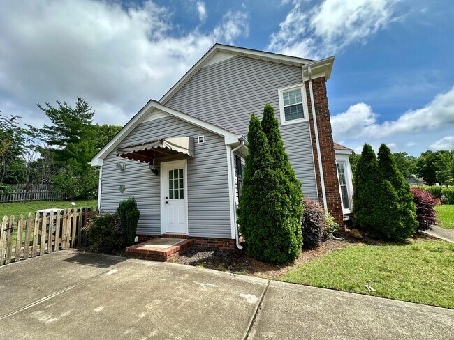 Building Photo - 8425 Hirsch Dr
