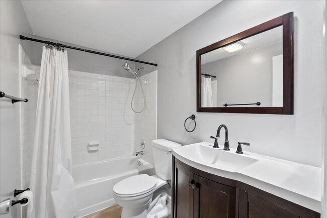 Building Photo - Classic Reston condo Offers Bright, Peaceful Court Living