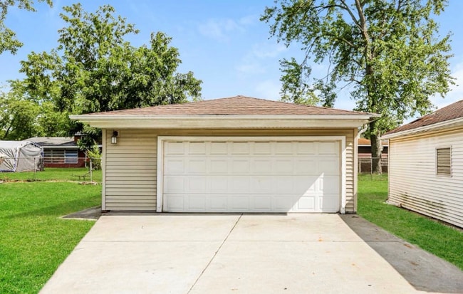 Building Photo - 47 Pamela Dr