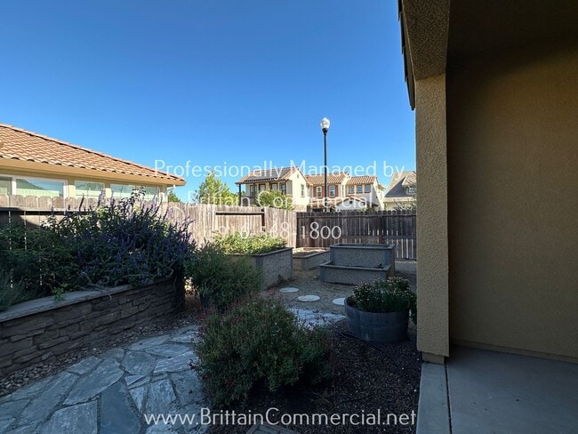 Building Photo - Stunning All Single Story 3 Bedroom, 2.5 B...