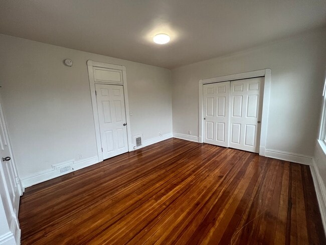 Building Photo - 3 BR House available in June