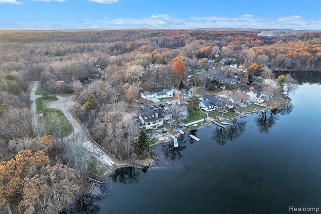 Building Photo - 8165 Leonard Dr