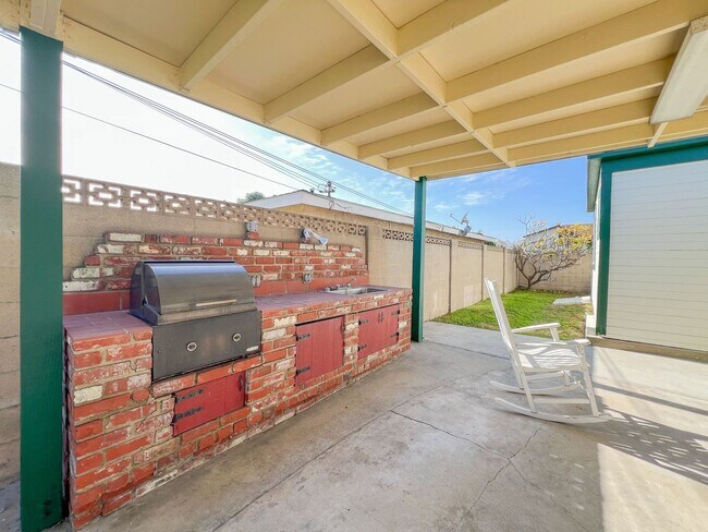 Building Photo - Los Alamitos 4 Bed 2 Bath House - 2 Car Gar - Wood Flooring - Huge Yard - Cute!!!