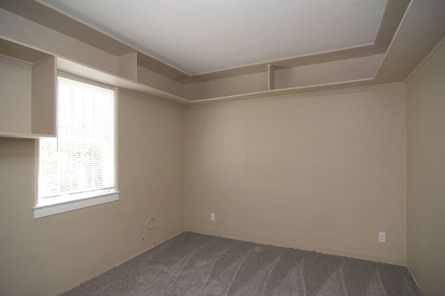 Building Photo - Huge 4 Bedroom 2  Bath! Close to the University!