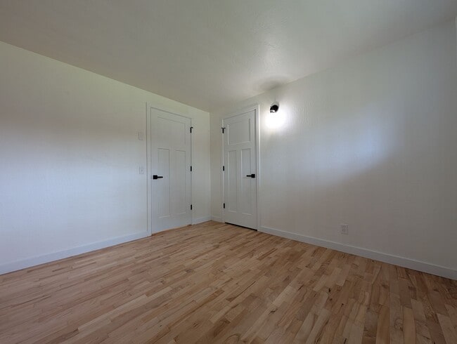 Building Photo - updated 4bed/2bath duplex near Oakway Rd