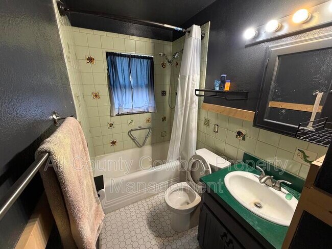 Building Photo - 365 N 6th St