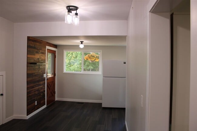 Building Photo - 4 Bedroom, 1 Bathroom Home in Bow!