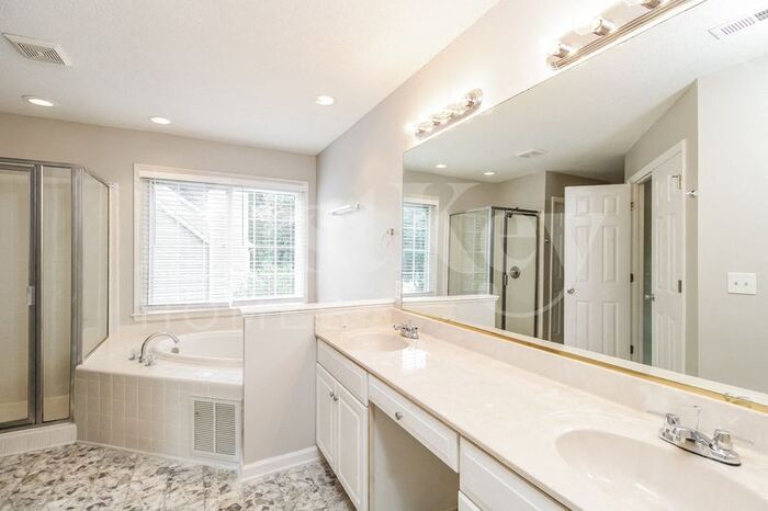 Building Photo - 5386 Beechmont Dr