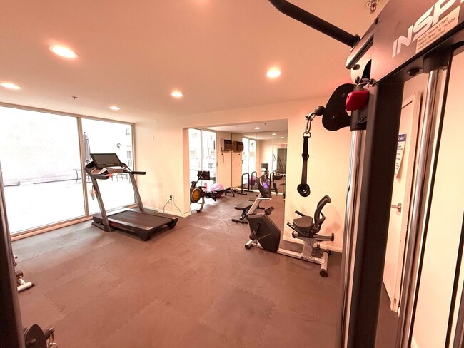 Building Photo - Clean & a Great Value Well Appointed Apartment