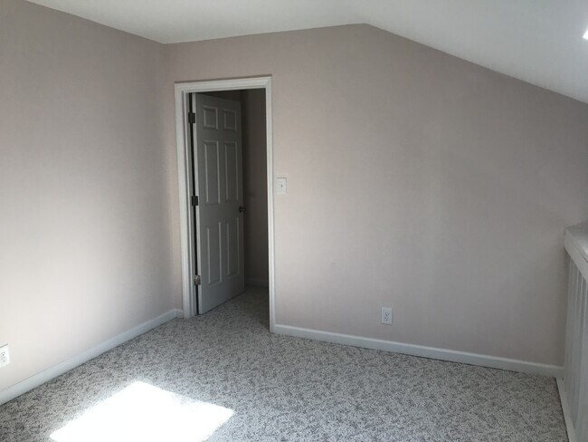 Building Photo - 2 Bedroom, 1 Bath, Unfurnished Condo in Sterling Village!