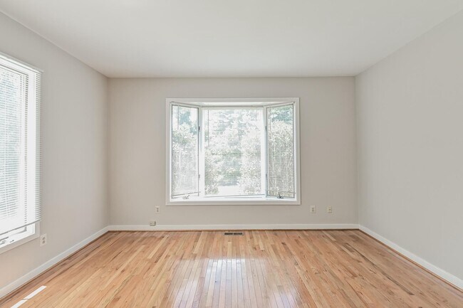 Building Photo - 445 Springvale Rd