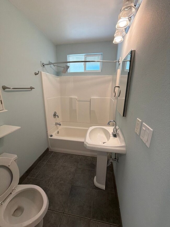 Building Photo - Charming 2 Bedroom, 2 Bathroom Home with ADU in Desirable Land Park Area