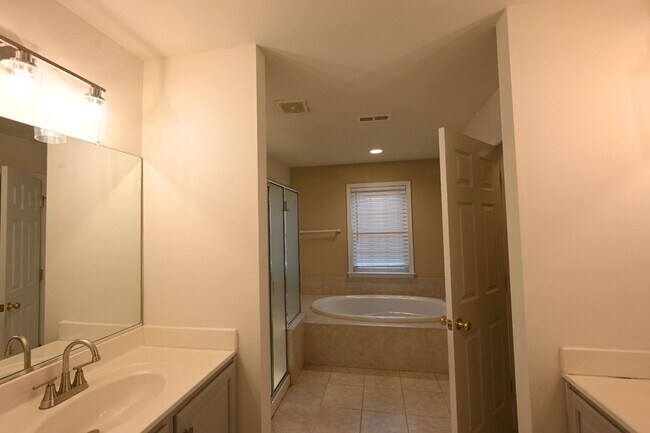 Building Photo - Gorgeous Charter Colony Cul-de-Sac Home: 4 Bed, 2.5 Bath Home with Screened-In Porch