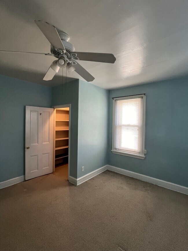 Building Photo - 216 Rochelle Ave