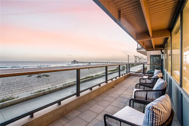 Building Photo - 816 The Strand