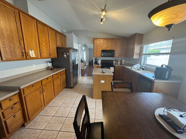 Building Photo - 4/2 in Gated Community near Tuskawilla Rd ~ Tile and Laminate Floors ~ Screened Patio ~  Communit...
