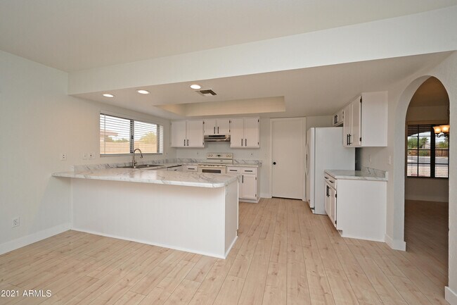 Building Photo - 7301 W Canterbury Dr