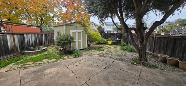 Building Photo - EPIC REA: 3 Bed/2.5 Bath Modern Comfort in a Prime Fairfield Location!