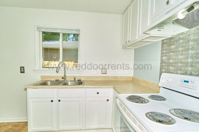 Building Photo - 5422 Greenfield Ave