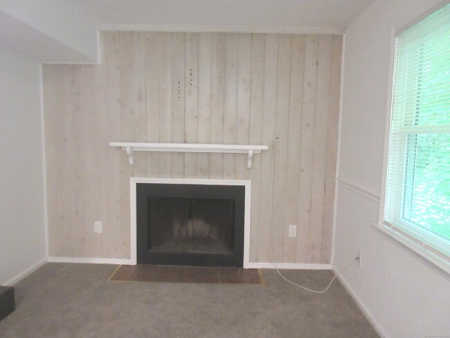 Building Photo - 25 Padanaram Rd