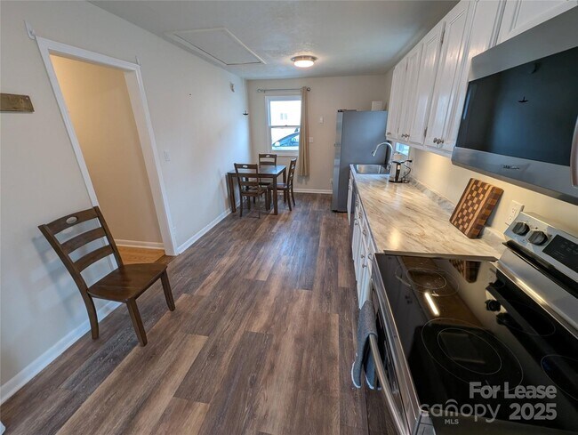 Building Photo - 25.5 Woodrow Ave