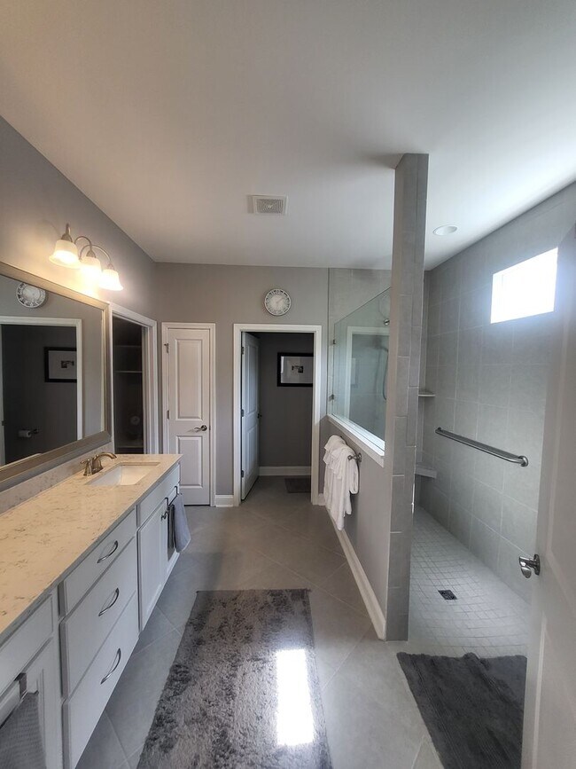 Building Photo - REDUCED!  5 bedroom/4 bath house in Berkshire Forest