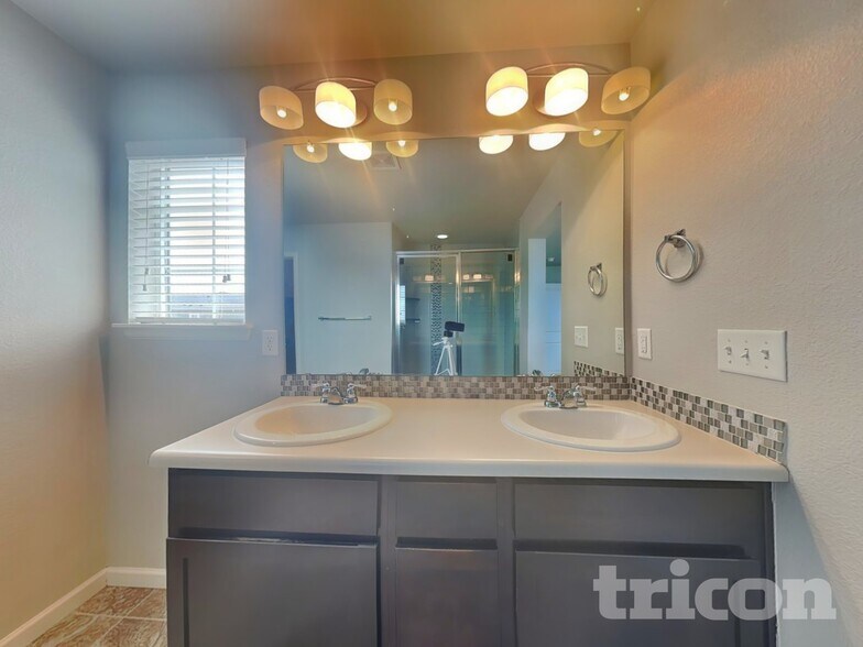 Building Photo - 19760 E 61st Dr