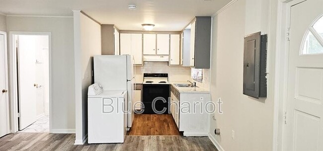 Building Photo - 524 Short St W