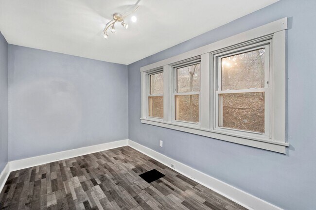 Building Photo - Stunning 3 bedroom home in Verona available April 15!