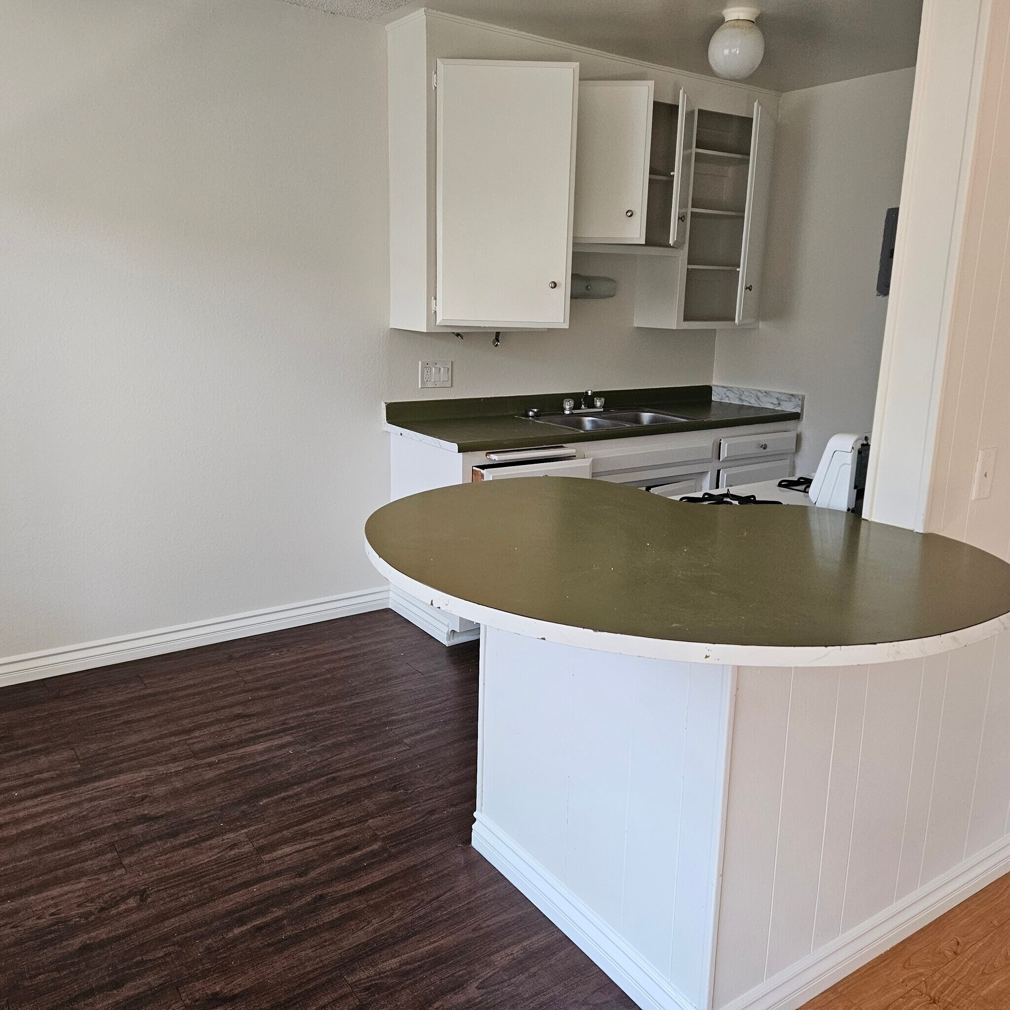 Breakfast Nook & Kitchen - 8809 Etiwanda Ave