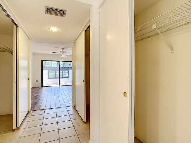 Building Photo - RARE 3 BEDROOM/ 2 BATH IN THE HIGHLY DESIR...
