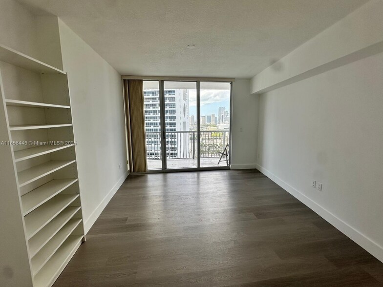 Building Photo - 1750 N Bayshore Dr