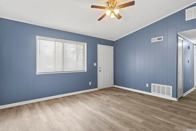 Building Photo - 2502 N Lakeview