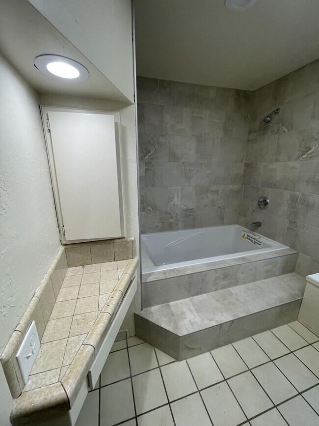 Building Photo - 1316 H St