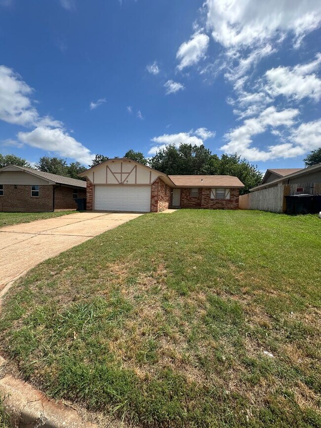 Building Photo - 3 Bed 1.5 Bath 2 Car Garage