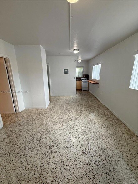 Building Photo - 320 W 10th St