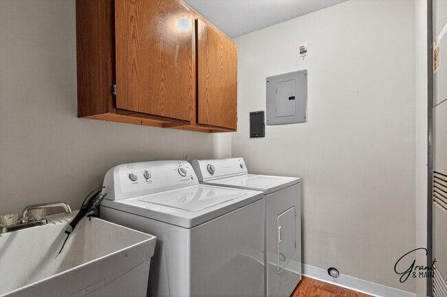 Building Photo - $1550 2 bedroom town house