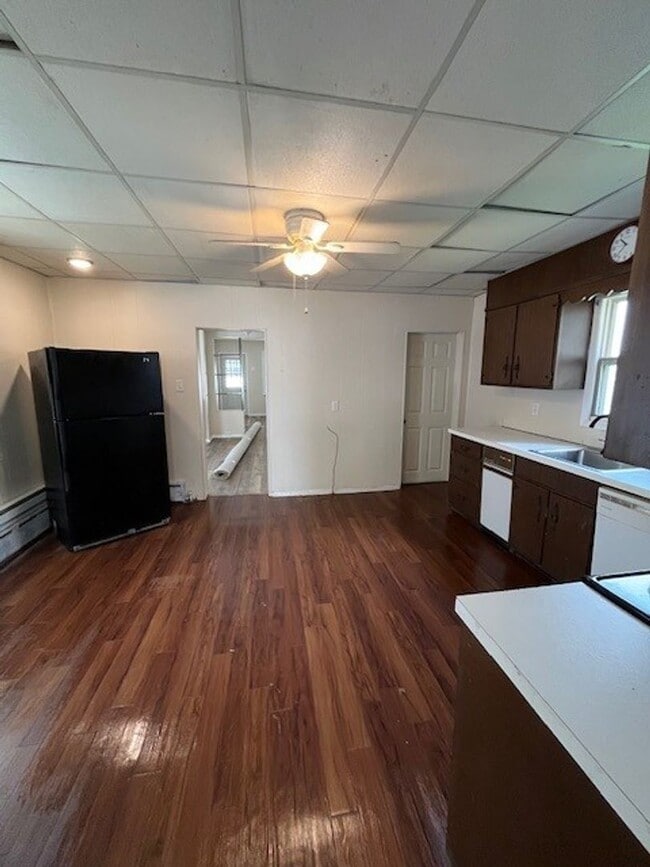 Building Photo - 4 bedroom 2 bathroom