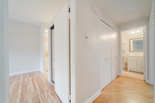 Building Photo - 3547 Cameo Dr