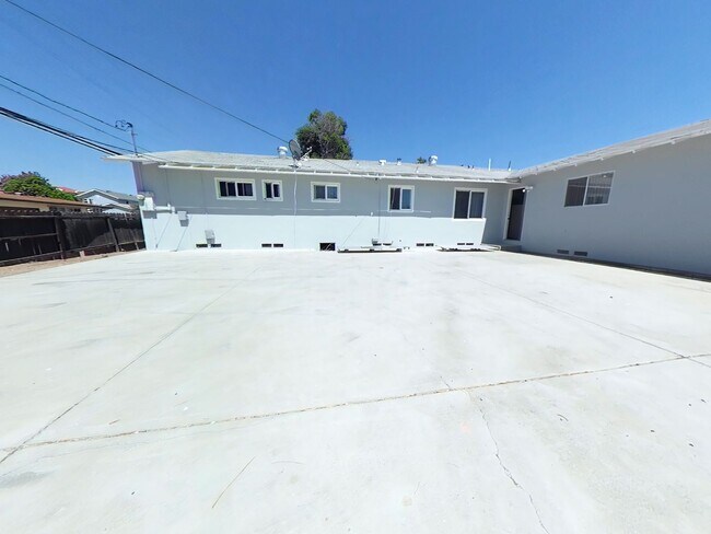 Building Photo - 7 Bedroom 4 Bath Home a hop and a skip to campus- SUPER CLOSE TO CAMPUS!