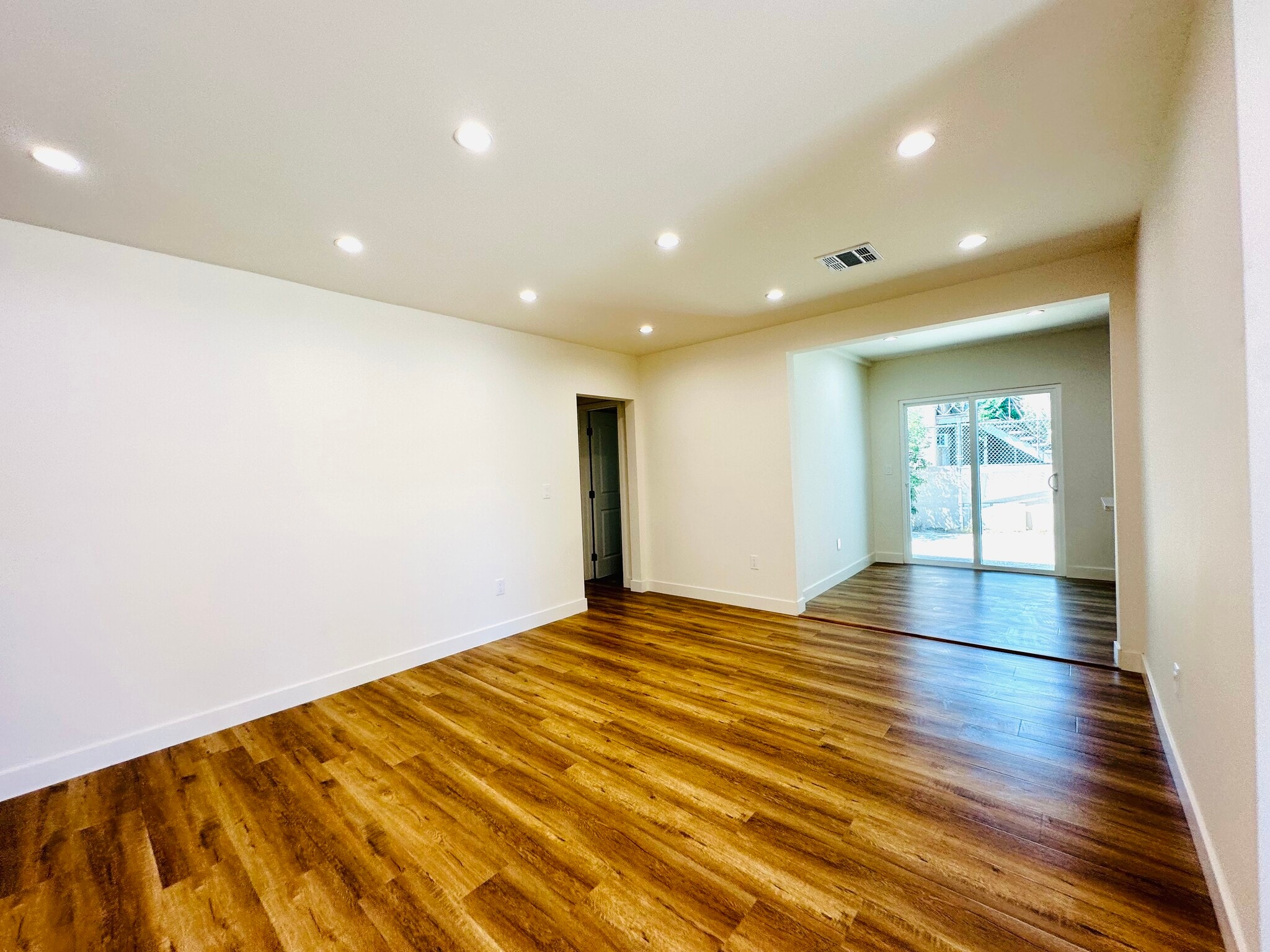 Building Photo - 11104 Oxnard St