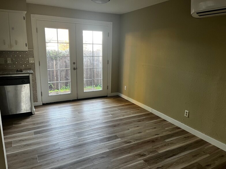 Building Photo - 1540 SW Fairview Ave