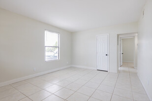 2BR, 1BA - 700SF - Living Room - Marina Isle