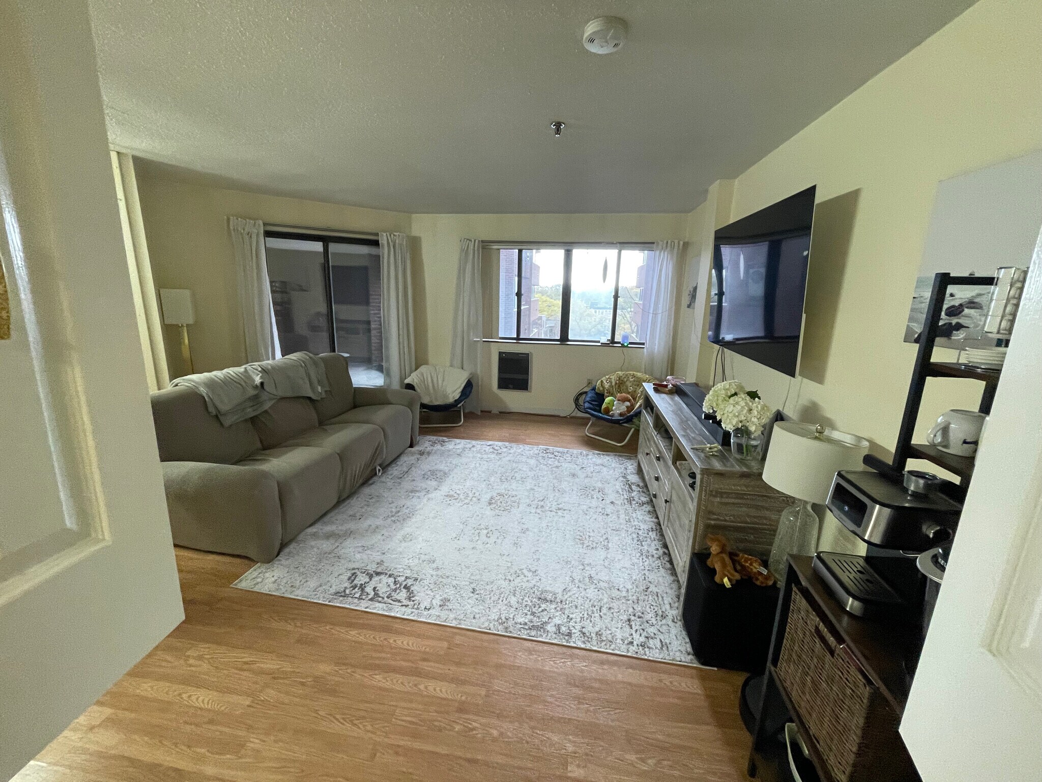 Building Photo - 147 Kelton St