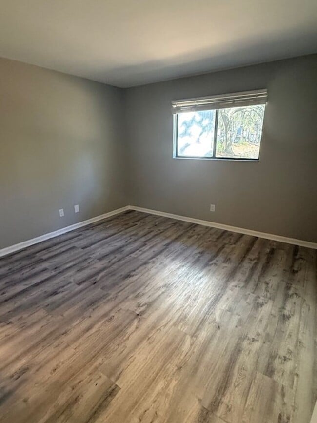 Building Photo - Woodlake Villa 213